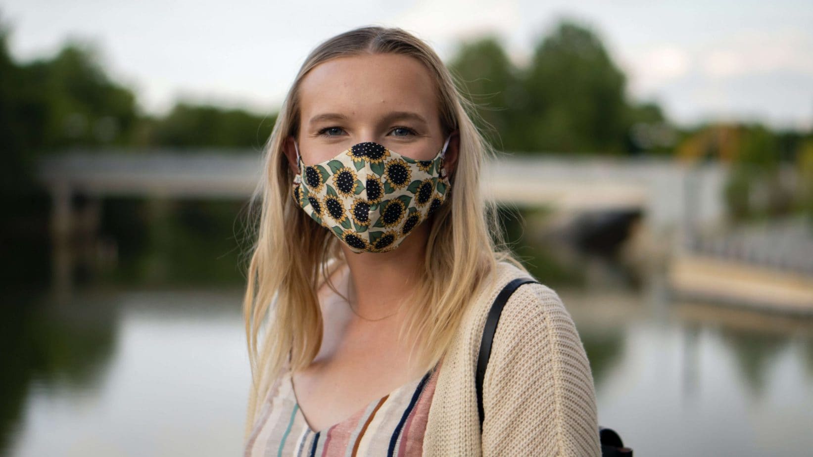 A protective mask as an advertising gadget. Does it work?