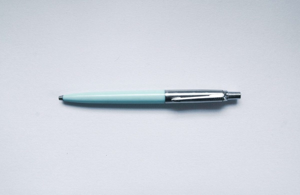Niebieski długopis na białym tle