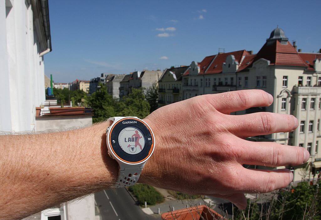Męska dłoń ze smartwatchem Garmin